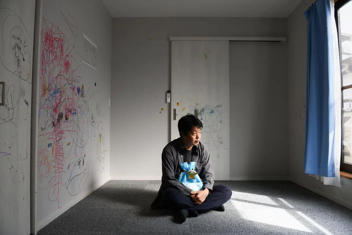 EDITOR'S NOTE: ONE TIME USE ONLY IN CONNECTION WITH Bloomberg story "Japan Tries to Fix Child Custody System Under Fire on All Sides" or "親の離婚で子どもが板挟みに－共同親権導入に賛否の声" by Marika Katanuma   Yasuo Hojyo at home in Saitama Prefecture, in a room where his son used to play, photographed on Sunday, Aug. 21, 2022. Hojyo is seeking custody or visitation, but under Japan’s current legal system, his prospects are limited. Photographer: Noriko Hayashi/Bloomberg