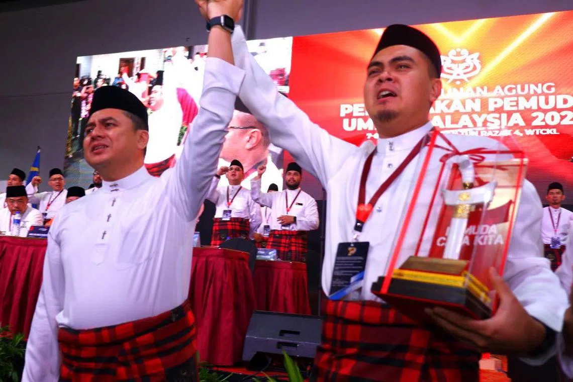 An emotional Nizar Najib (left) and Mohd Nazifuddin Najib (right) acknowledged the chants of support from those present. 
