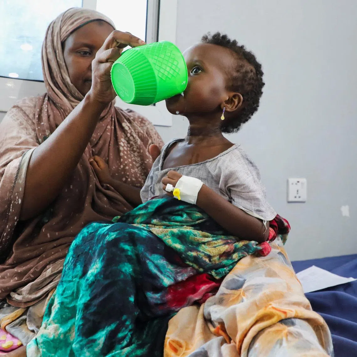 An internally displaced Somali woman feeds her malnourished child at the Daynile hospital as shortages of lifesaving therapeutic foods caused by shipping disruptions due to the Iran war have forced clinics treating severely malnourished children to turn away patients and ration supplies in drought-hit Somalia, in Daynile district of Mogadishu, Somalia April 20, 2026. REUTERS/Feisal Omar
