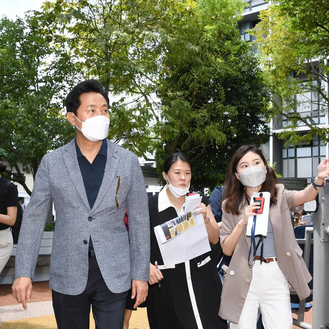 Seoul Mayor Oh Se-hoon (grey jacket) visiting Kampung Admiralty in Singapore on July 30, 2020. He said Seoul will pursue a bid for the 2036 Summer Olympic Games without reviving efforts to co-host an Olympics with the North Korean capital of Pyongyang.