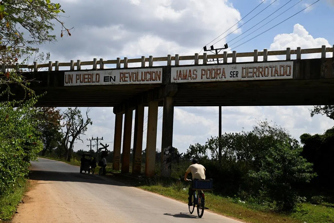 وطن نيوز – “أصدقائي ما زالوا في السجن”: الكوبيون يخرجون إلى الشوارع، لكنهم يخشون عبور الحدود