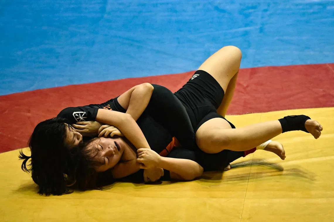 Elizabeth Kim against Belinda Hum (in orange top and black ankle guard) in the Female + 18 Years Old (BEGINNER) / -60 kg category.
Elizabeth Kim won by submission. ADCC Singapore Nationals 2023 at Bedok Sports Hall on Apr 1, 2023.