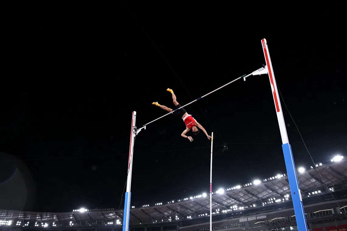 Filipino Ernest Obiena retained his men’s pole vault title with a meet record of 5.91m, improving on his previous mark by 0.01m.