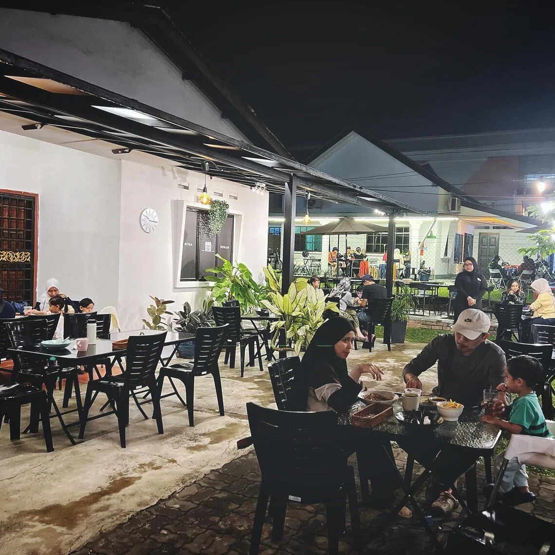 Ruma Tengah is an alfresco cafe set up at the front porch of a 70-year-old house in Kampung Melayu Majidee.