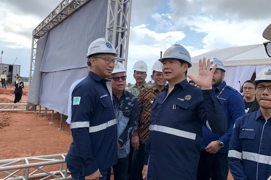 wytin - On foreground, (left) Aryo Djojohadikusumo, chairman of a company that builds a tin processing plant in Batam, and (right) his father Hashim Djojohadikusumo, who is the younger brother of presidential elect Prabowo Subianto, at the plant's  ground breaking ceremony on May 10.



Credit photo to: F. Pangestu

On foreground, (left) Aryo Djojohadikusumo, chairman of a company that builds a tin processing plant in Batam, and (right) his father Hashim Djojohadikusumo, who is the younger brother of presidential elect Prabowo Subianto, at the plant's  ground breaking ceremony on May 10.