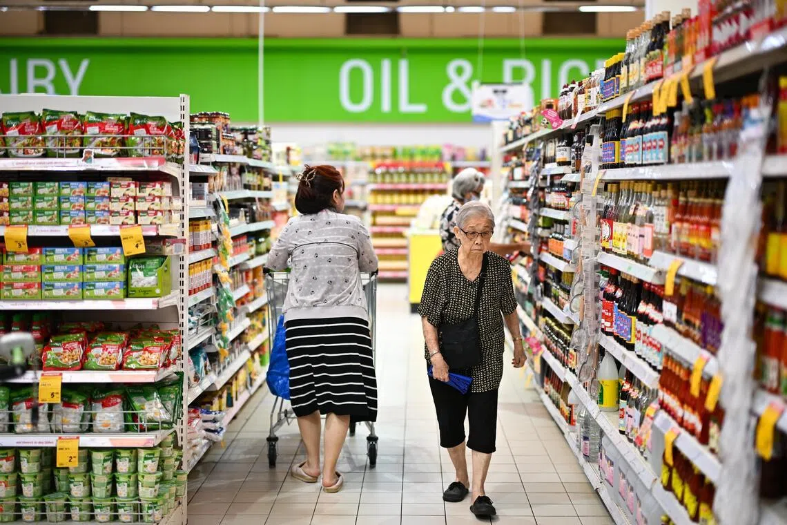 ST20250819-202565200396-Lim Yaohui-pixgeneric/

Generic photograph of shoppers buying groceries at Giant Tampines Hypermarket on Aug 19, 2025. 

Can be used for stories on budget, inflation, food security, agriculture, farming, supermarket, local, demand and supply, food resilience, retail, Cold Storage Singapore, import, consumer, produce, product, price, business, income and money. 

(ST PHOTO: LIM YAOHUI)