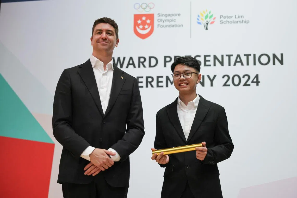 ST20240527_202473439555: Gin Tay / Dgsport27/ Deepan/

Aiman Raedyn Lim Jen, (Bowling), Temasek Polytechnic,  High Performance Under-18 category recipients, receiving his award from world champion swimmer Mr Anthony Ervin (left) , at Singapore Olympic Foundation-Peter Lim Scholarship Awards Presentation Ceremony 2024, in Temasek Convention Centre, Temasek Polytechnic, on May 27, 2024.