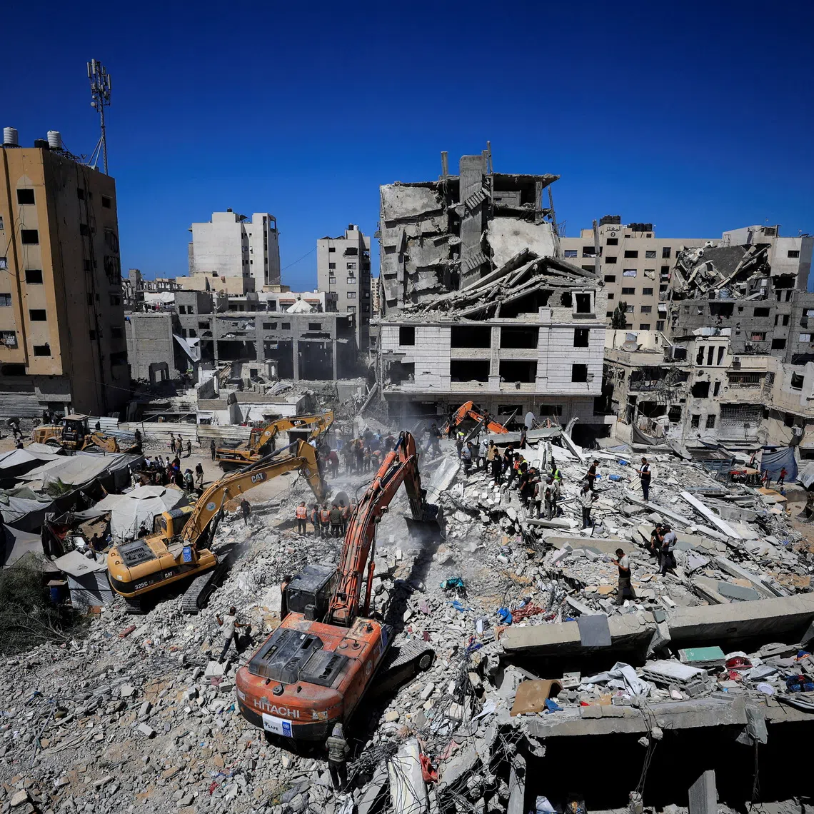 Heavy machinery assists Civil Defence workers attempting to rescue those who are trapped beneath the rubble of a residential building, that had been damaged in an earlier Israeli strike during the war and collapsed on Wednesday, in Gaza City, September 16, 2026. REUTERS/Dawoud Abu Alkas