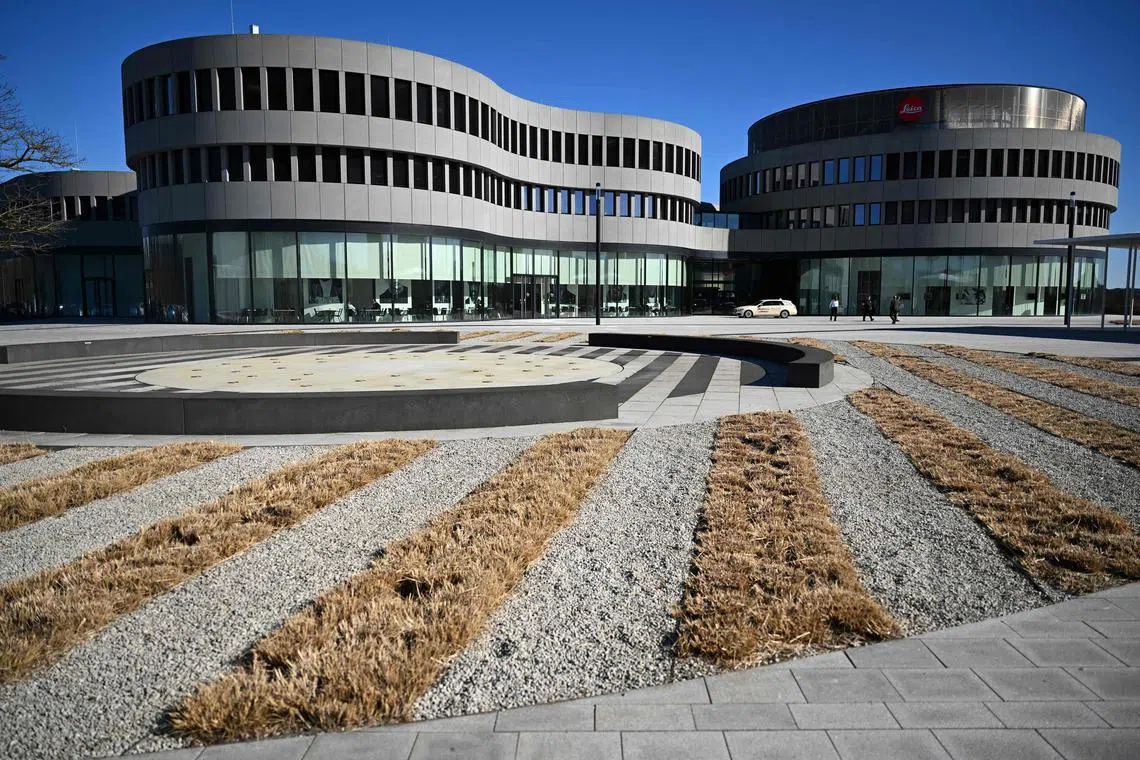 Le siège du fabricant de caméras allemands Leica est représenté à Wetzlar, en Allemagne de l'Ouest, le 18 mars 2025. Né à Wetzlar, dans le centre de l'Allemagne, la marque avec le point rouge fascine toujours et affirme sa position de niche dans un marché dominé par des géants japonais tels que Sony, Canon et Nikon. Bien que la Leica Optics and Microscope Manufacturing Company ait été fondée en 1869 par l'entrepreneur Ernst Leitz, c'est en 1925 qu'il a présenté son premier modèle de caméra 35 mm, qui a jeté les fondements de la photographie moderne. (Photo de Kirill Kudryavtsev / AFP) / pour aller avec l'histoire de l'AFP par Jean-Phillippe Lacour