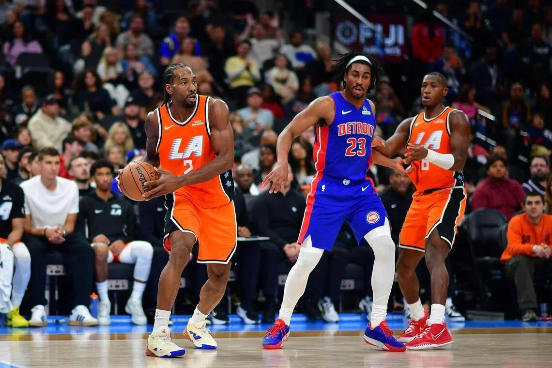 Los Angeles Clippers forward Kawhi Leonard controls the ball against Detroit Pistons guard Jaden Ivey during the second half at Intuit Dome.