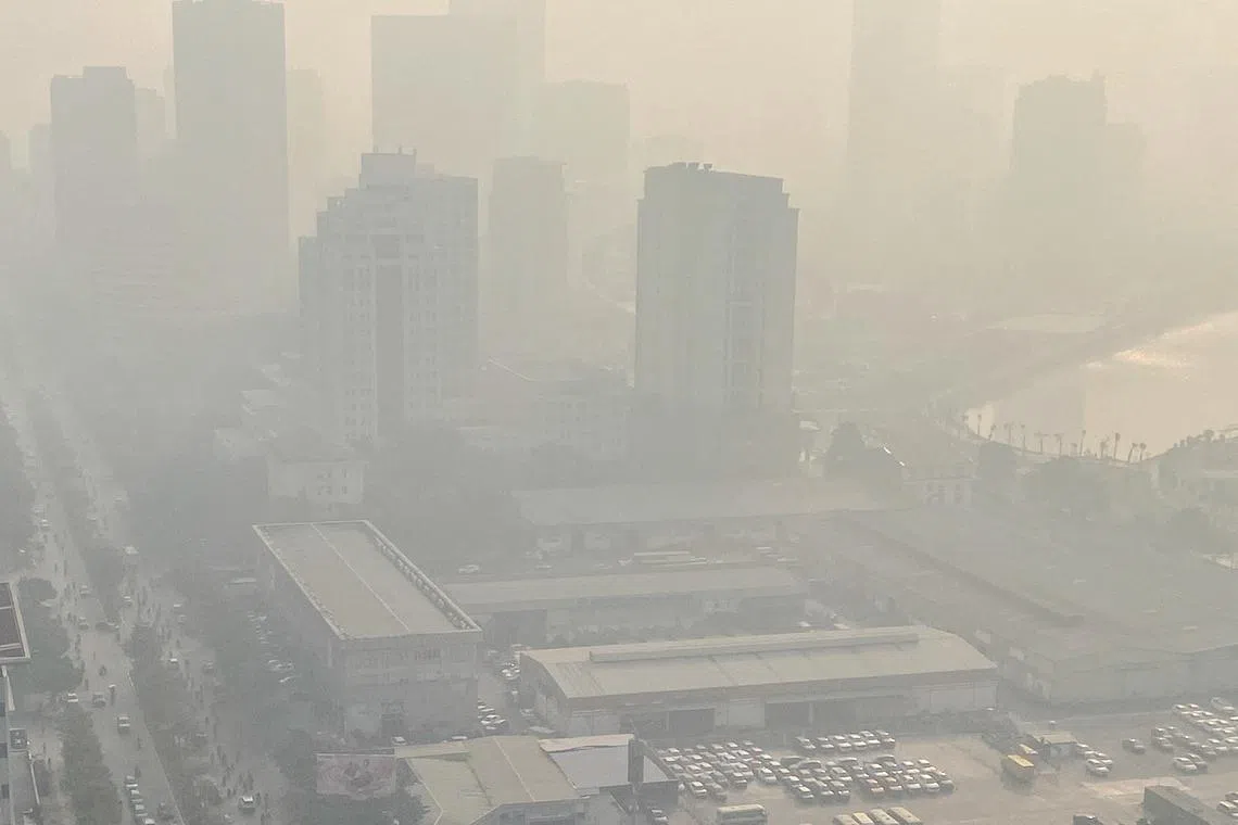 A view shows the city amid air pollution in Hanoi, Vietnam, January 3, 2025. REUTERS/Thinh Nguyen