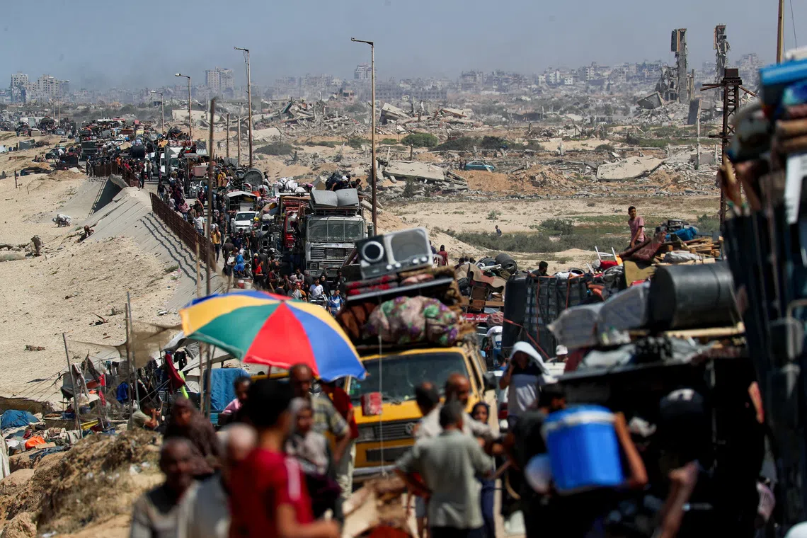 Displaced Palestinians, fleeing northern Gaza due to an Israeli military operation, move southward after Israeli forces ordered residents of Gaza City to evacuate to the south, in the central Gaza Strip September 16, 2025. REUTERS/Mahmoud Issa/File Photo