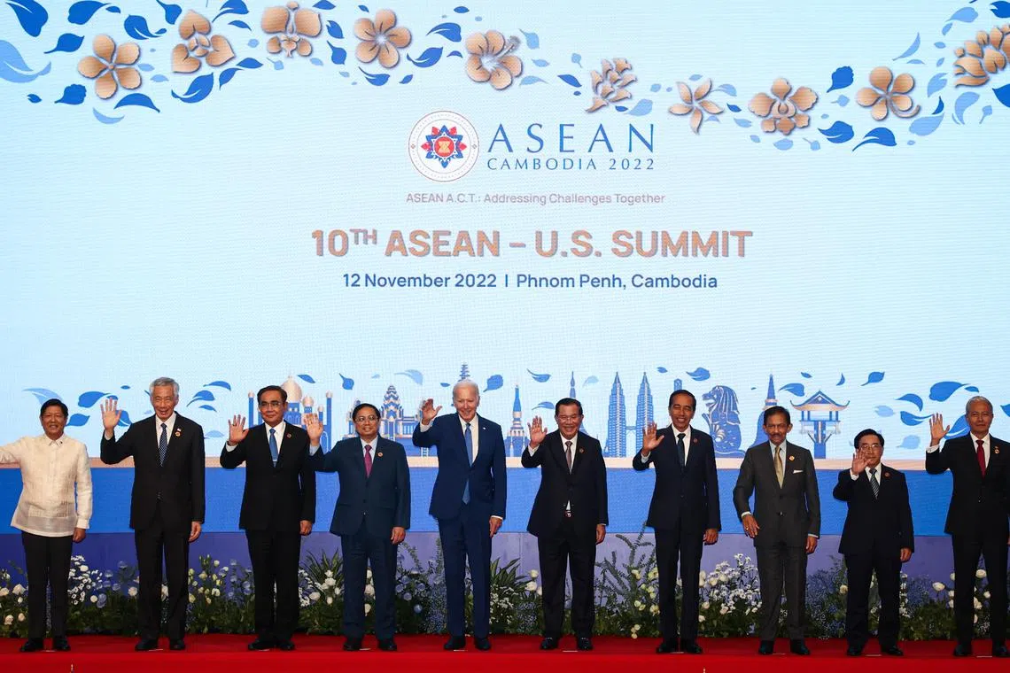 CMG20221112-LeeJWOA/李健玮/尹云芳, 杨浚鑫/ASEAN Summit [Phnom Penh, Cambodia]

ASEAN Leaders gathers for a group photo together with Joe Biden, President of the United States during the 10th ASEAN-US Summit on 12 November, 2022 at Sokha Hotel, Phnom Penh, Cambodia.