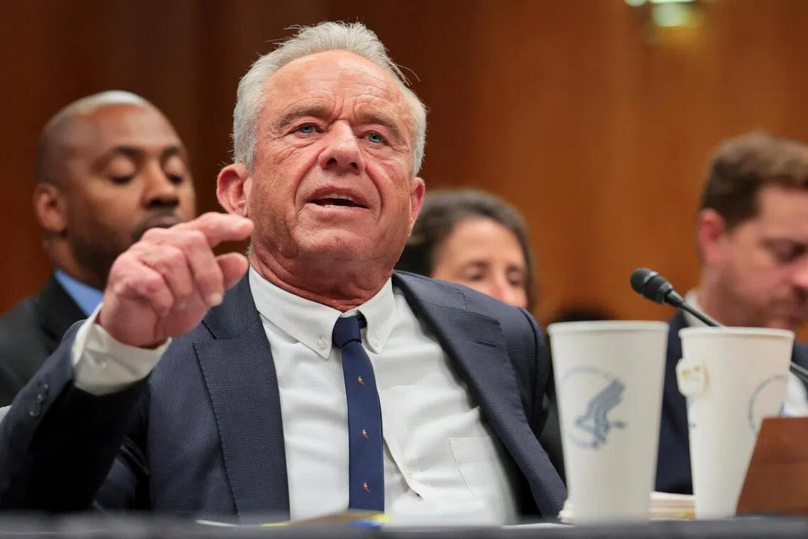 وطن نيوز – لا توجد تعليمات من البيت الأبيض لتجنب الحديث عن اللقاحات، كما يقول وزير الصحة الأمريكي كينيدي