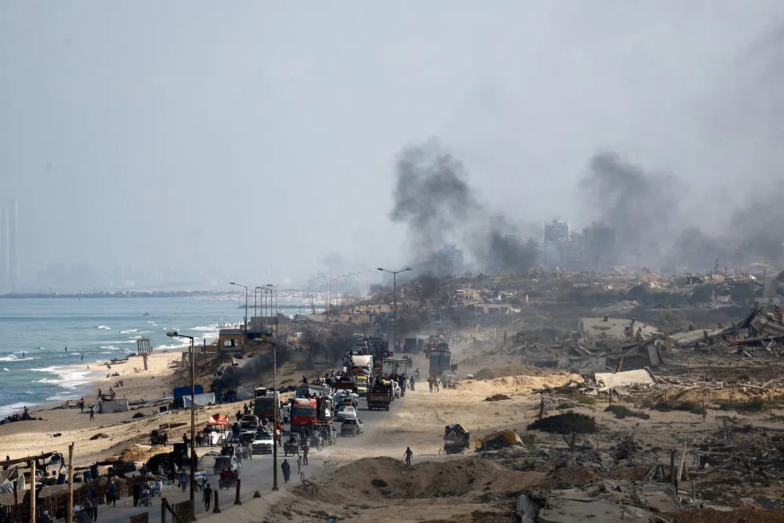 Displaced Palestinians, fleeing northern Gaza due to an Israeli military operation, move southward along a destroyed area after Israeli forces ordered residents of Gaza City to evacuate to the south, in the central Gaza Strip, September 23, 2025. REUTERS/Mahmoud Issa