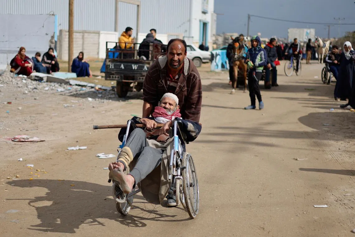 FILE PHOTO: Palestinian patients arrive in Rafah after they were evacuated from Nasser hospital in Khan Younis due to the Israeli ground operation, amid the ongoing conflict between Israel and Hamas, in the southern Gaza Strip, February 15, 2024. REUTERS/Mohammed Salem/File Photo