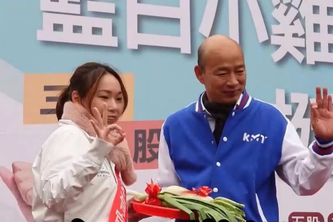 wyyleg - TPP legislative candidate Lee Yo-yi campaigning with the support of the KMT's Han Kuo-yu. 

Credit: Taiwan People's Party