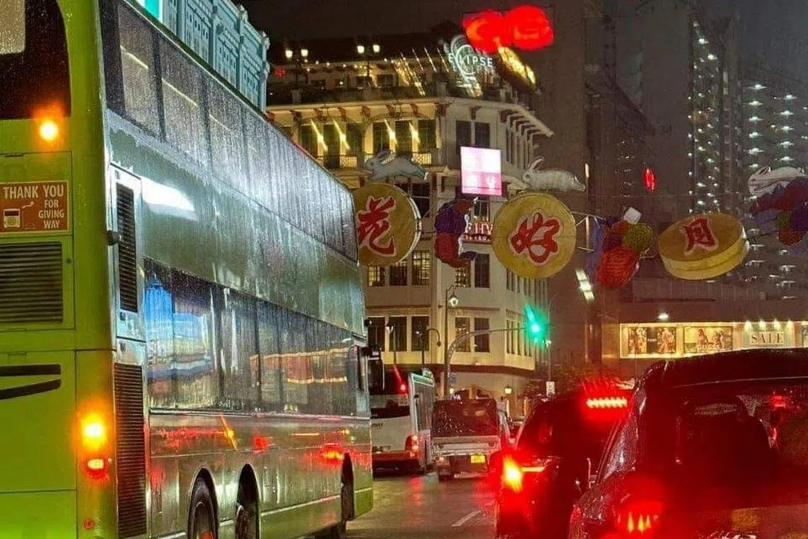A double-decker bus plying Chinatown was blocked when a row of Mid-Autumn festive lanterns came loose on Thursday evening. 