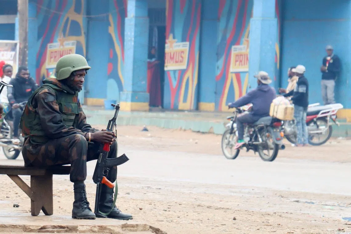 FILE PHOTO: A Congolese soldier from the Armed Forces of the Democratic Republic of the Congo (FARDC) keeps guard during a visit by Minister of Defense Guy Kabombo Muadiamvita and military governor Major General Somo Kakule Evariste in Beni territory, in North Kivu province in the Democratic Republic of Congo February 10, 2025. REUTERS/Gradel Muyisa Mumbere/File Photo