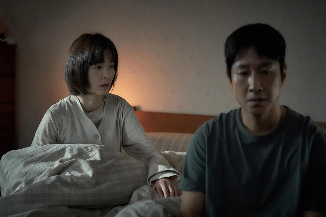 jomovie20 - Jung Yu-mi (left) and Lee Sun-kyun in Sleep

source/copyright: Golden Village
free for publicity use
upload into Life folder,