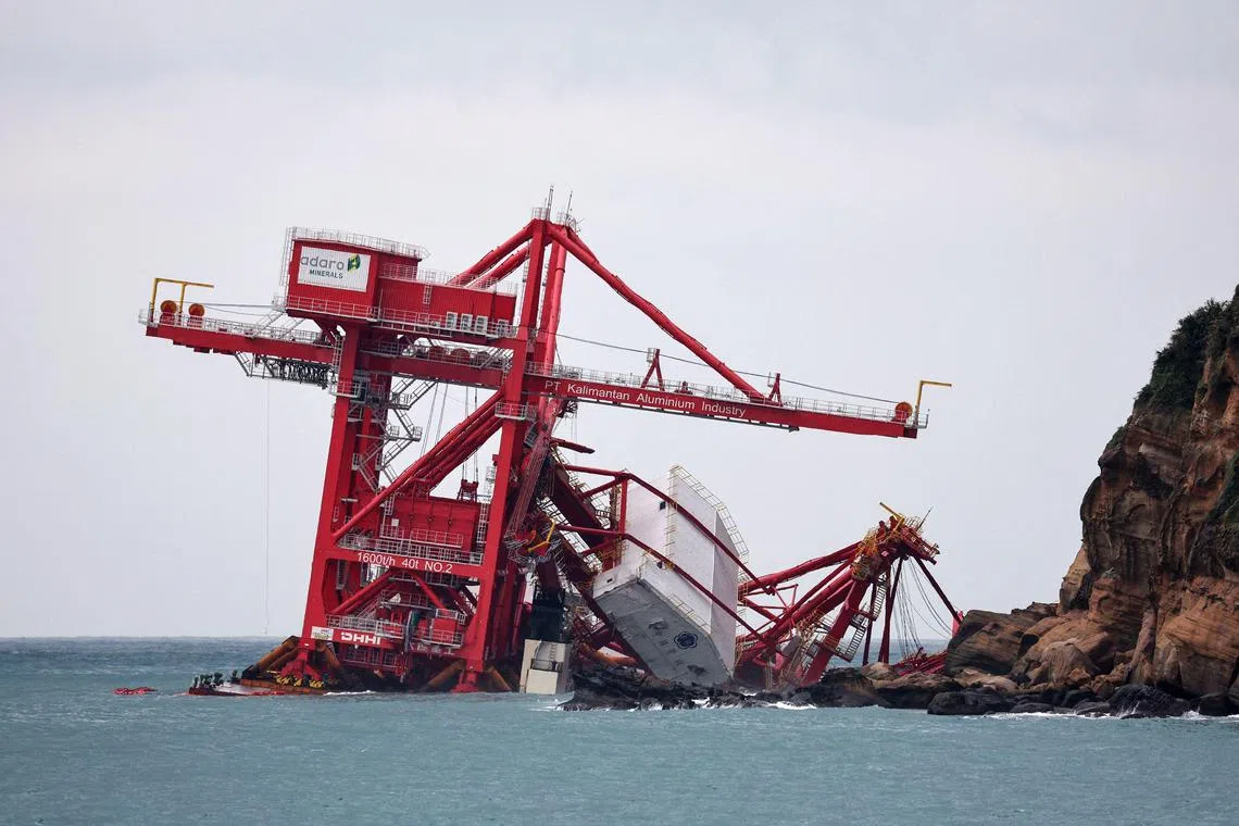 The Chinese-flagged cargo ship Yu Zhou Qi Hang ran aground near Yeliu Geopark as a result of rough weather.