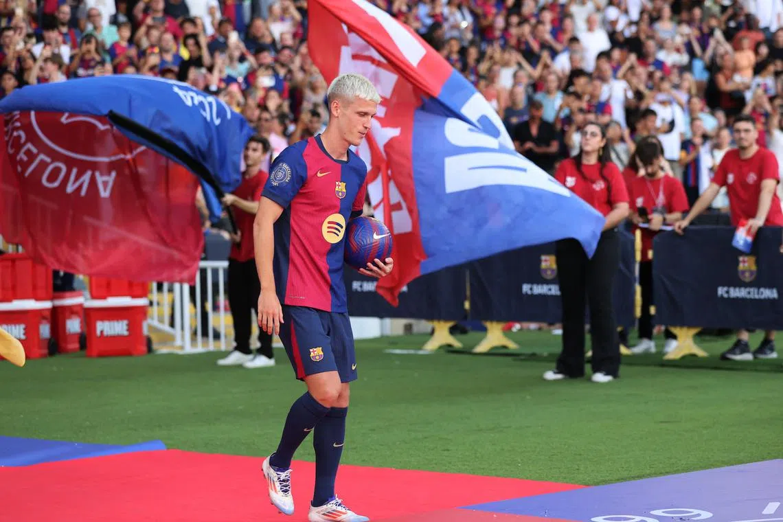 Soccer Football - Joan Gamper Trophy - FC Barcelona v AS Monaco - Estadi Olimpic Lluis Companys, Barcelona, Spain - August 12, 2024 FC Barcelona's Dani Olmo is presented before the match REUTERS/Bruna Casas