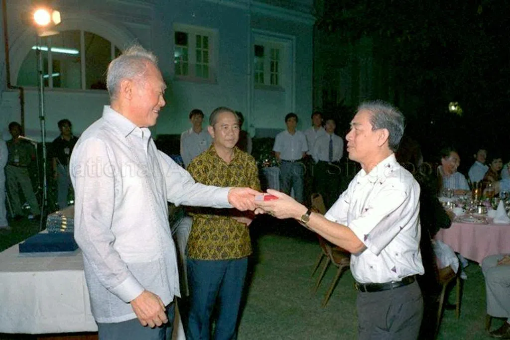 Mr Lee Kuan Yew presented a memento to Eric Cheong at the valedictory dinner for 14 retired Members of Parliament in 1989. Eric Cheong retired from politics in 1988, but continued contributing to public service.