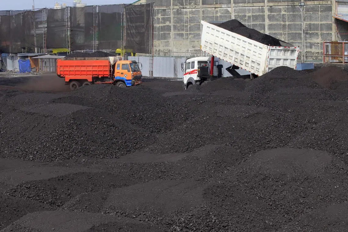 FILE PHOTO: A truck unloads coal inside a warehouse in Tondo city, metro Manila January 11, 2016.  REUTERS/Romeo Ranoco/File Photo
