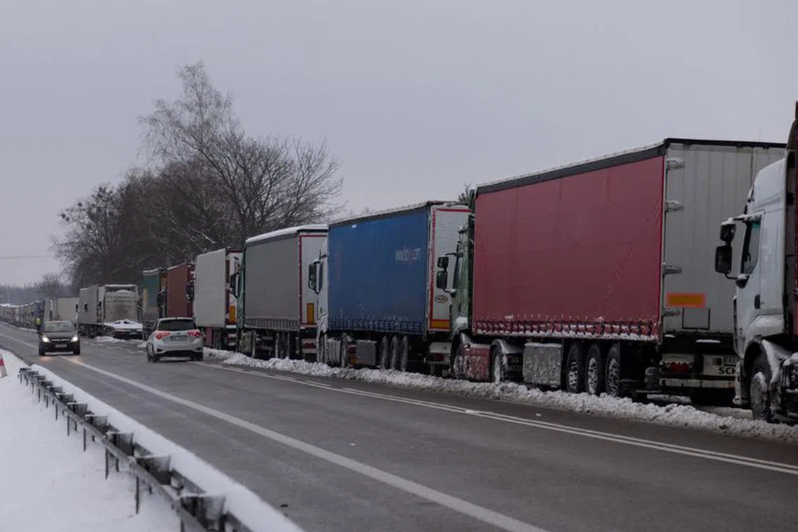 Trucks line up in a long queue to cross the Polish-Ukrainian border at the Dorohusk-Jagodzin crossing, in Okopy, Poland, December 4, 2023. REUTERS/Kuba Stezycki/File Photo