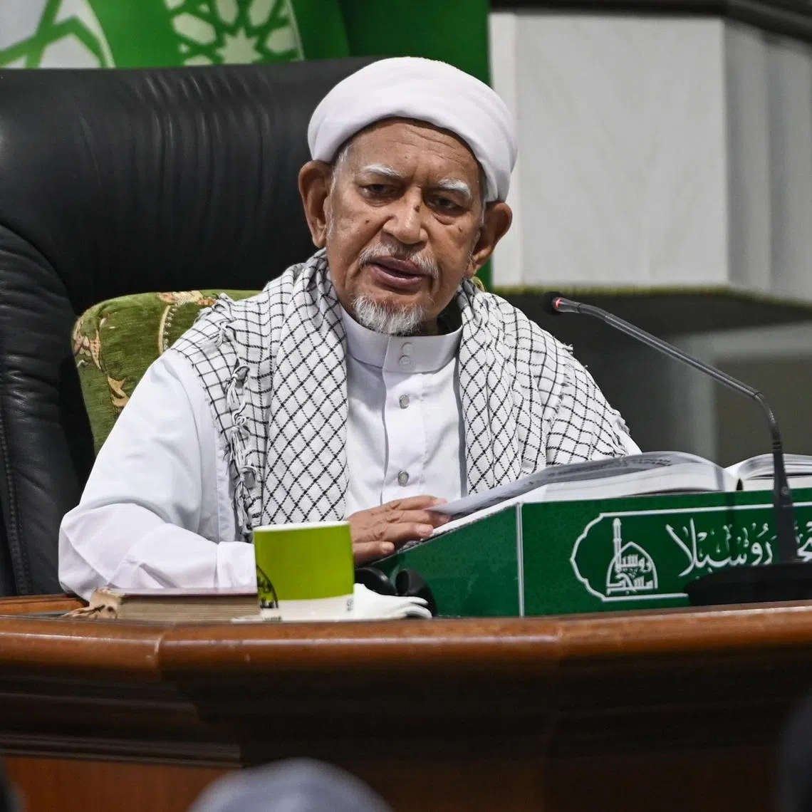 The Perlis crisis was caused by a push to carry out several large projects in the state that did not comply with regulations, said Parti Islam SeMalaysia president Abdul Hadi Awang.