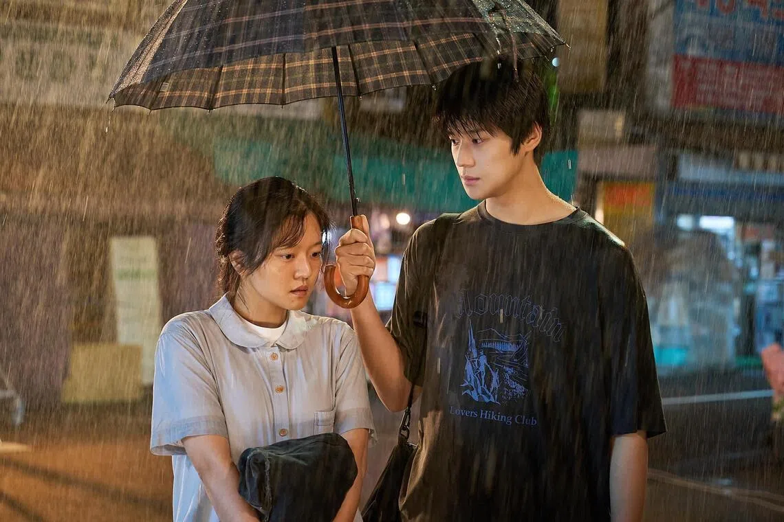 pavane18 - Go Ah-sung (left) and Moon Sang-min in Pavane.
source/copyright: Netflix