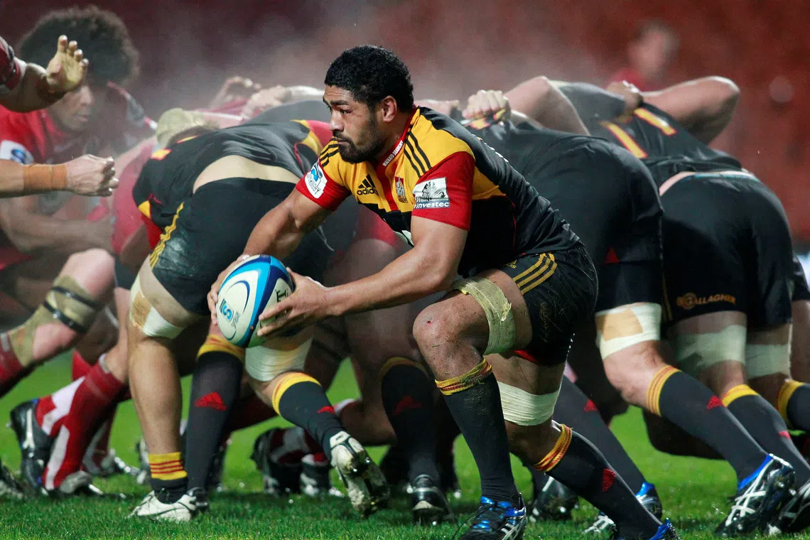 FILE PHOTO: Fritz Lee of New Zealand's Waikato Chiefs sets off from the scrum to score a late try against Australia's Queensland Reds during their Super 15 rugby match in Hamilton June 18, 2011. The Reds won the match 19-11.     REUTERS/Nigel Marple/File Photo