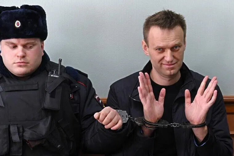  Kremlin critic Alexei Navalny, who was arrested during March 26, 2017 anti-corruption rally, gestures during an appeal hearing at a court in Moscow on March 30, 2017.