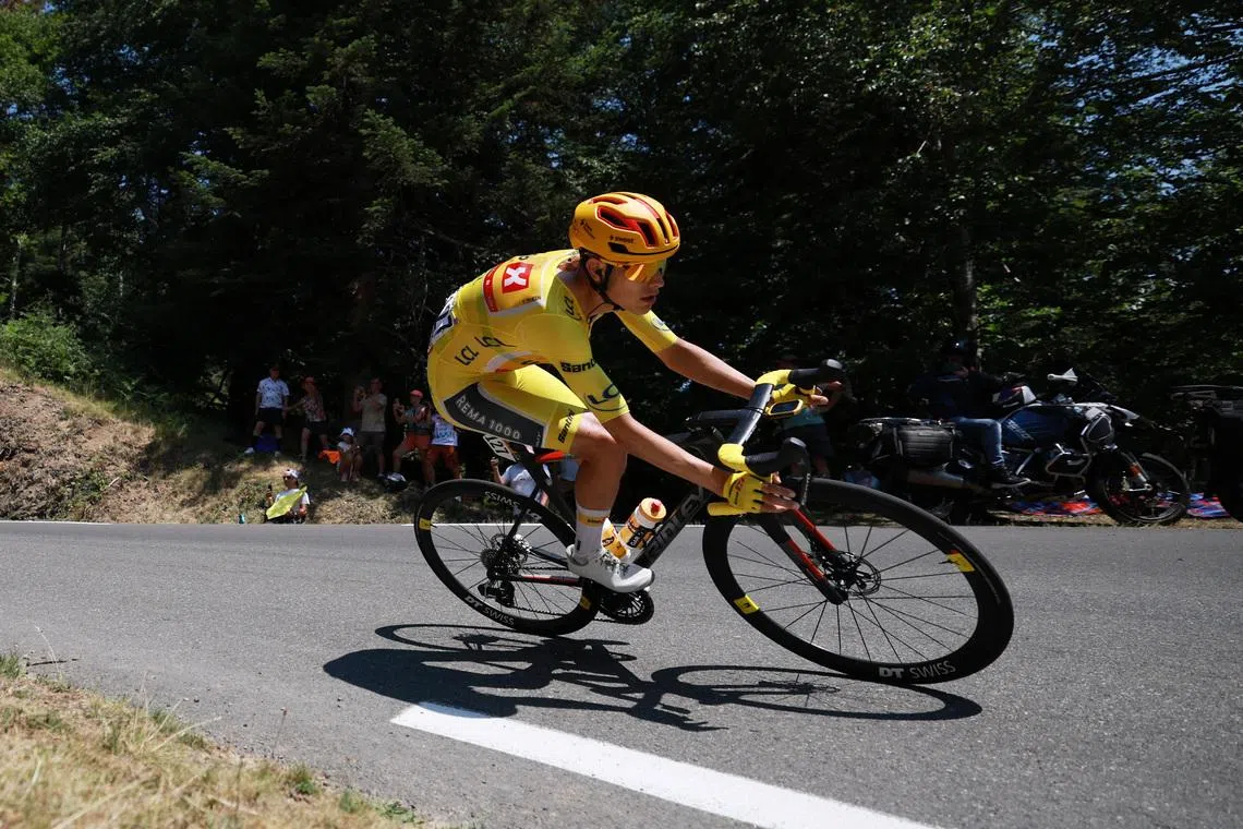 Cycling - Tour de France - Stage 6 - Pau to Gavarnie-Gedre - Pau, France - July 9, 2026 Uno-X Mobility's Torstein Traeen wearing the yellow jersey in action during stage 6 REUTERS/Stephanie Lecocq