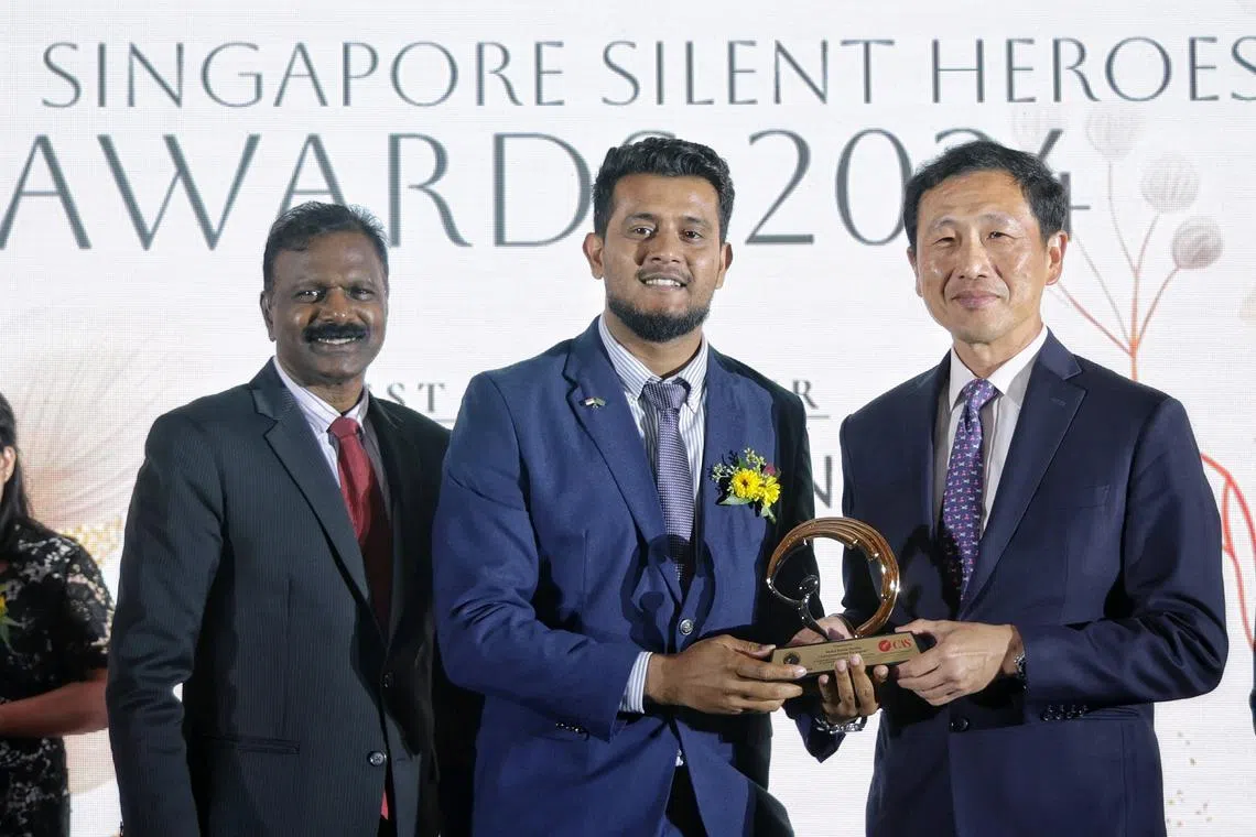 Health Minister Ong Ye Kung presenting the Compassionate Foreigner award to migrant worker Abdul Karim (Sojib), 32, at the 11th Singapore Silent Heroes Awards.