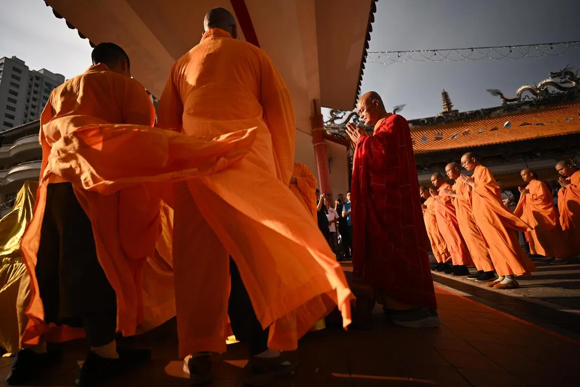 About​ 8,000​ devotees​ took​ part​ in​ the​ “Three​ Steps,​ One​ Bow”​ Buddhist​ ceremony​ a​t​ Kong​ Meng​ San​ Phor​ Kark​ See​ Monastery​ in​ Singapore​ on​ May​ 11,​ ahead​ of​ Vesak​ Day​ on May 12.​ The​ ceremony​ sees​ participants​ bowing​ once​ every​ three​ steps, in​ a​ spiritual​ journey​ that​ fosters​ humility,​ mindfulness​ and​ gratitude.​