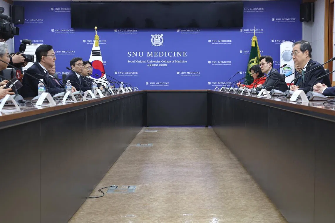 South Korean PM Han Duck-soo (second from right) meeting the heads of universities that run medical schools and representatives of doctors' associations on March 26.