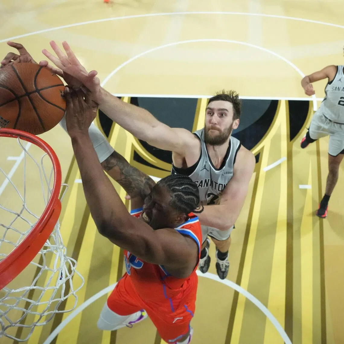 Oklahoma City Thunder guard Jalen Williams and San Antonio Spurs center Luke Kornet battle for the rebound during the second half at T-Mobile Arena.