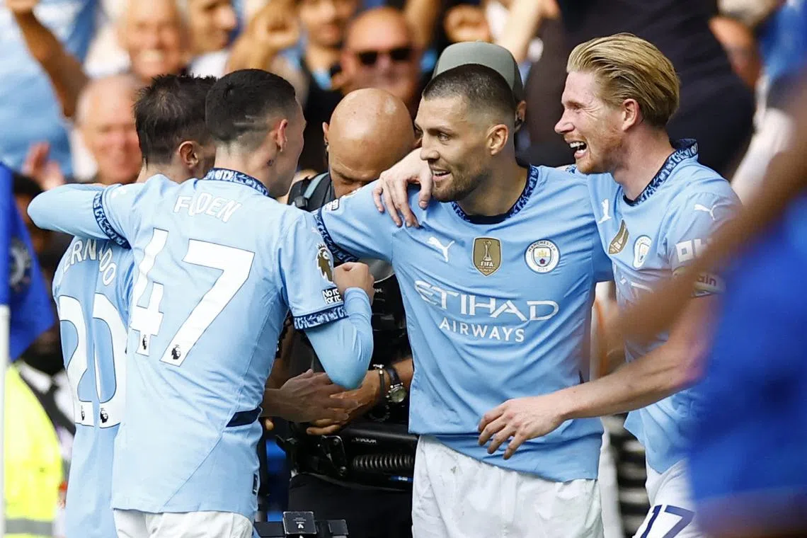 Soccer Football - Premier League - Chelsea v Manchester City - Stamford Bridge, London, Britain - August 18, 2024 Manchester City's Mateo Kovacic celebrates scoring their second goal with Bernardo Silva, Phil Foden and Kevin De Bruyne Action Images via Reuters/Peter Cziborra