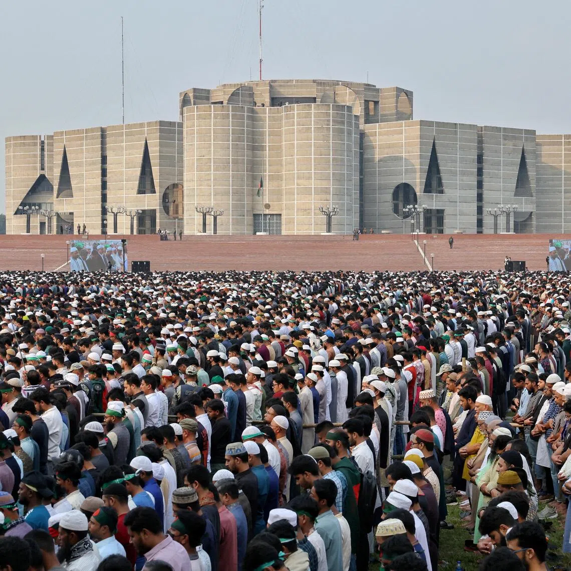 Tens of thousands of people at the funeral prayer for Mr Sharif Osman Hadi.
