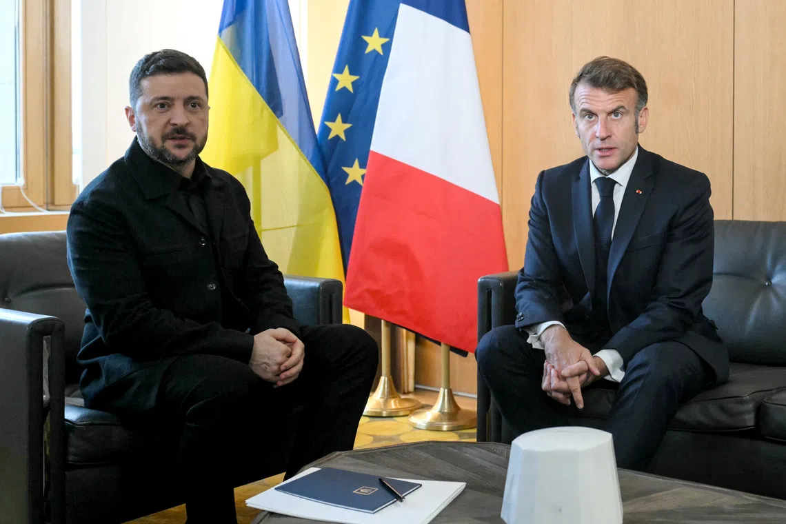 Ukraine's President Volodymyr Zelensky (L) and France's President Emmanuel Macron (R) pose during a bilateral meeting on the sidelines of a European Council meeting gathering the 27 EU leaders to discuss Ukraine, European defence, recent developments in the Middle East, competitiveness, housing and migration, in Brussels, Belgium, October 23, 2025.     Nicolas Tucat/Pool via REUTERS