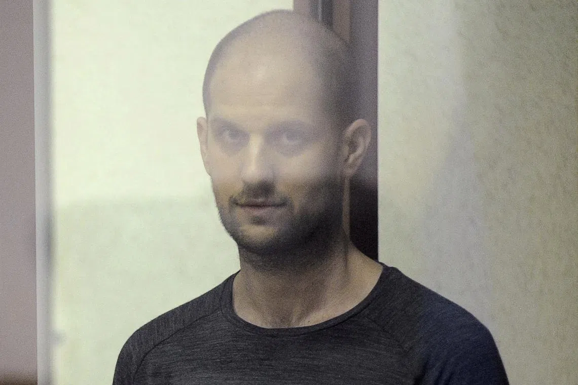 FILE PHOTO: Wall Street Journal reporter Evan Gershkovich, who faces charges of espionage, stands inside an enclosure for defendants as he attends a court hearing in Yekaterinburg, Russia July 19, 2024. REUTERS/Dmitry Chasovitin/File Photo