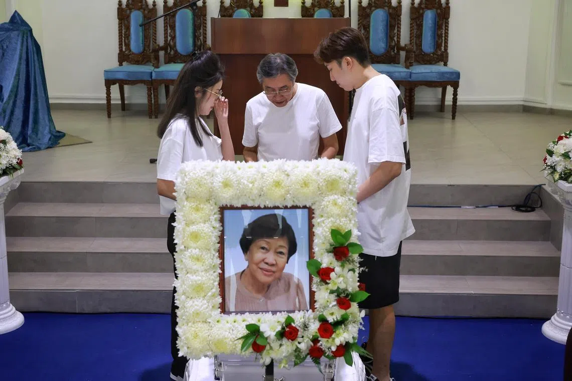 Madam Cher Yam Tian’s (from left) granddaughter Ms Regina Lim, 39, son Mr Roland Lim, 65, and grandson Mr Justin Lim, 35, standing by her casket during her wake at All Saints Memorial Chapel on Feb 16, 2023. Madam Cher invented the iconic chill crab dish. Regina and Justin are the children of Mr Roland Lim.

ST Photo: Kevin Lim  hycrab16