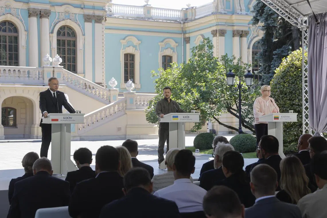 epa11562785 (L-R) Polish President Andrzej Duda, Ukrainian President Volodymyr Zelensky, and Lithuanian Prime Minister Ingrida Simonyte attend a joint press conference during their meeting in Kyiv, Ukraine, 24 August 2024. Duda and Simonyte arrived in Kyiv to meet with top Ukrainian officials as Ukraine marks its declaration of independence of 1991.  EPA-EFE/SERGEY DOLZHENKO 60945