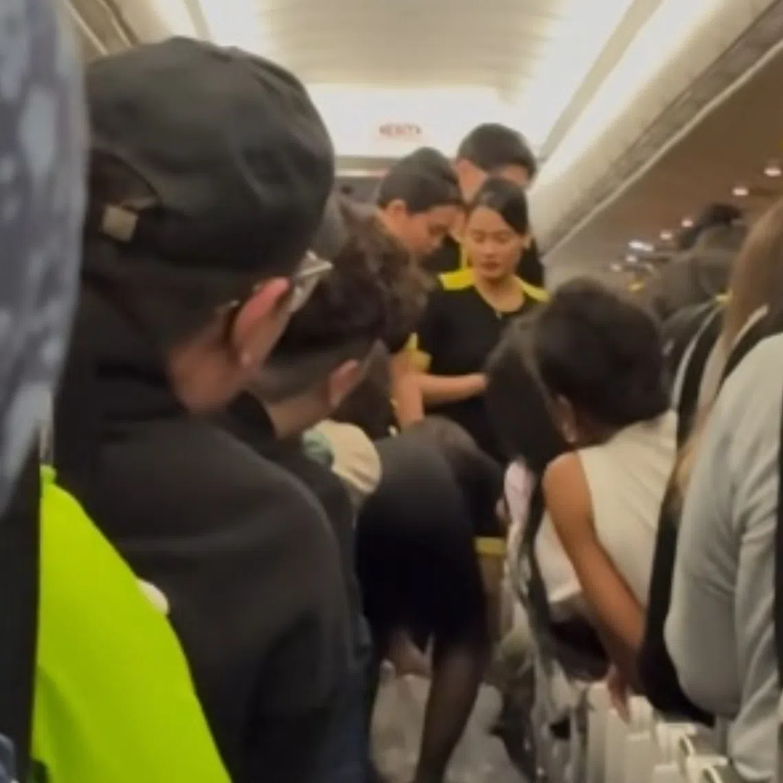 A video posted on Xiaohongshu shows a few flight attendants surrounding a item on the cabin floor as passengers looked on.