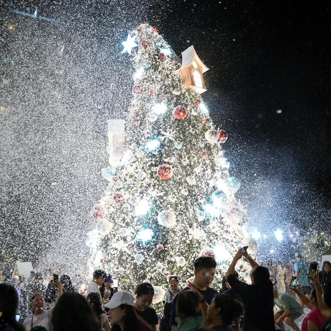 clsnow - ST20251127_202542100974. Liu Ying. The artificial snow atTanglin Mall’s Snow Splendoursmomentarily transports one into a snowy scene.