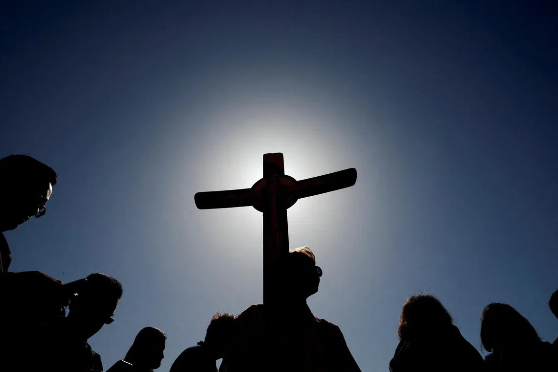 Pilgrims wait to visit St Peter's Basilica, following the death of Pope Francis, at the Vatican, April 22, 2025. REUTERS/Susana Vera