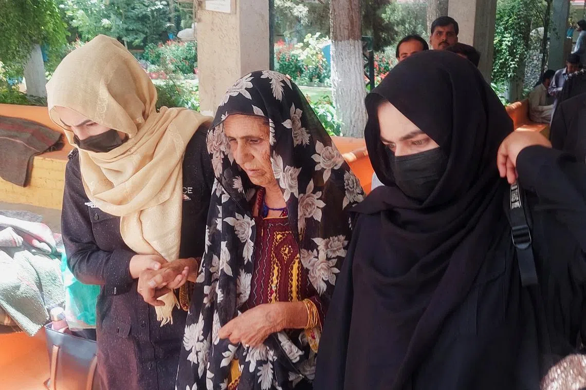 FILE PHOTO: Policewomen escort Gul Jan Bibi (C), mother of Bano Bibi, who along with a man was killed after being accused of having an affair, in a so-called honour killing after a video showing the couple being shot went viral on social media, at a local court in Quetta, Pakistan July 26, 2025. REUTERS/Abdul Wali/File Photo