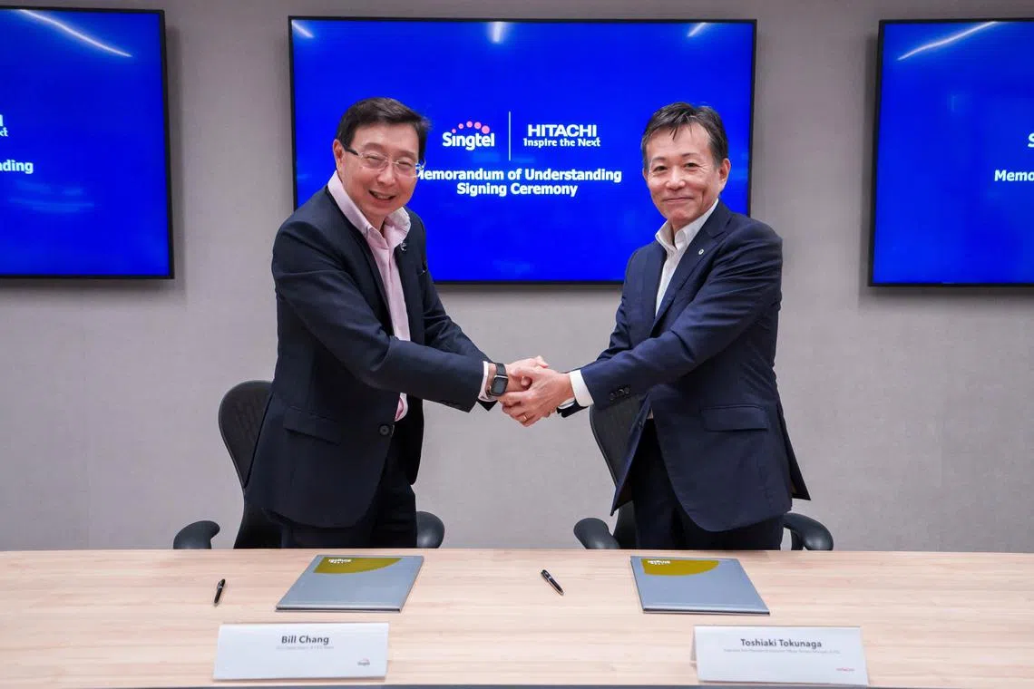 Singtel’s Digital InfraCo chief executive Bill Chang (left) and Toshiaki Tokunaga, Hitachi's executive vice-president and executive officer, at the MOU signing ceremony. 