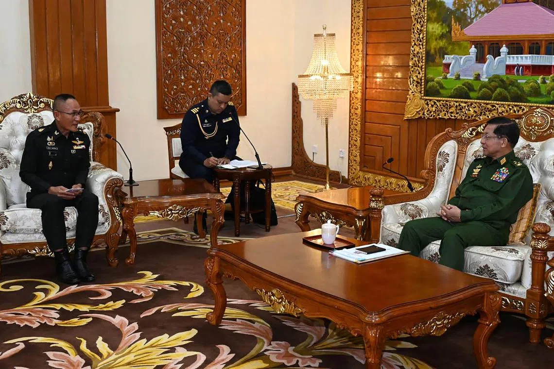 Myanmar's military chief Min Aung Hlaing (R) and Thai lieutenant general Jakkapong Janpengpen (L) met in Naypyidaw on Dec 27. 